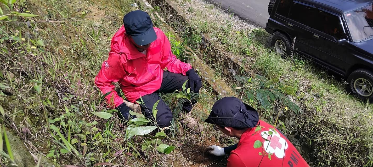 PERINGATI HARI OTDA DAN HARI BUMI, PMI KAB SUKABUMI DAN KOMUNITAS SEPATU CEKO HIJAUKAN LINGKAR UTARA 1 439342379 817772310384609 83407676869822220 n