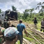 Satgas Yonif 310/KK Bersama Warga Siapkan Prosesi Ibadah Padang Sambut Hari Pentakosta WhatsApp Image 2024 04 28 at 09.29.37 1