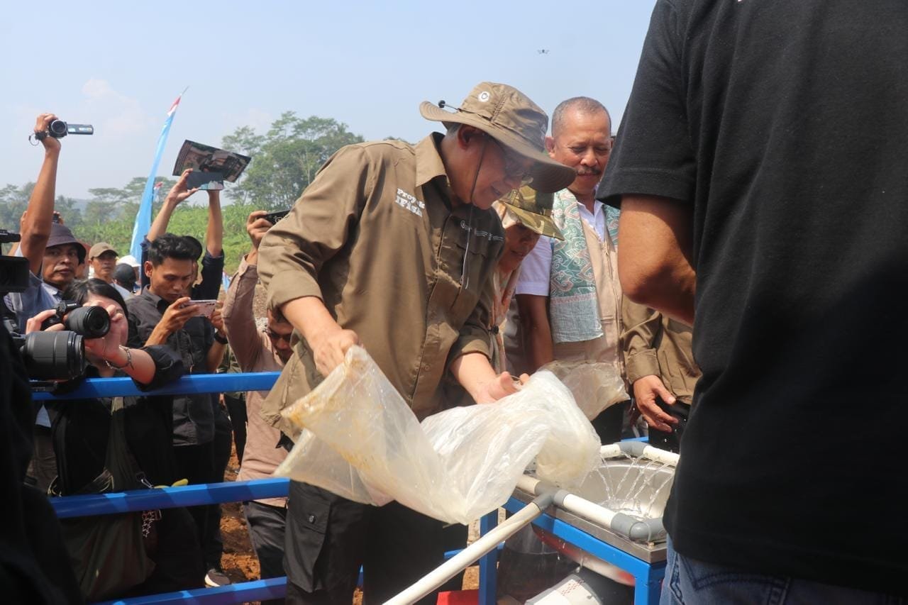 WABUP MELETAKAN BATU PERTAMA PEMBANGUNAN FISHWAY DI KERTAMUKTI WARUNGKIARA 1 445241562 838082958353544 440825817624297920 n