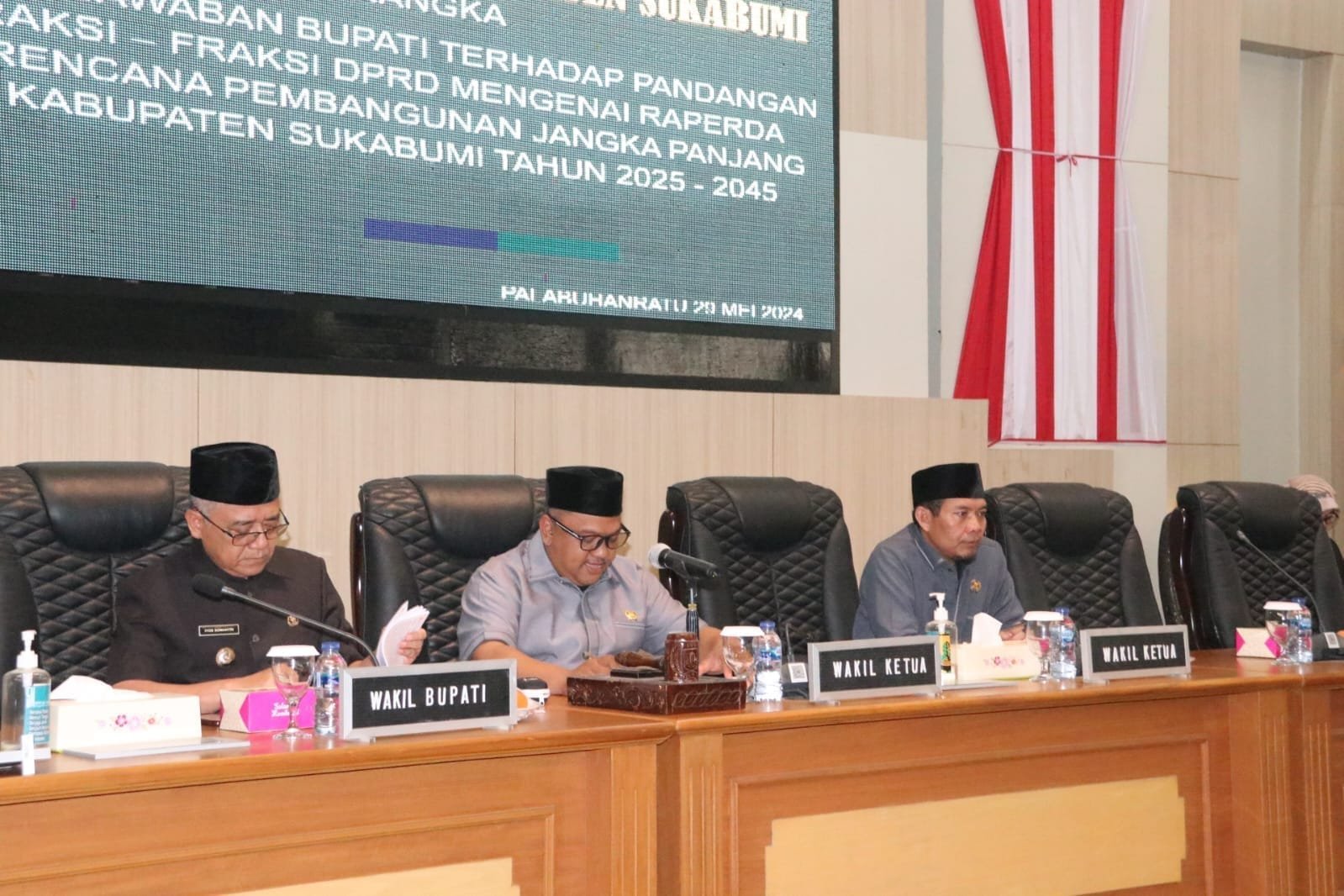 DPRD KAB SUKABUMI GELAR PARIPURNA, AGENDA PENYAMPAIAN JAWABAN BUPATI ATAS PANDANGAN UMUM FRAKSI 1 445369326 838632894965217 2919402172142730480 n