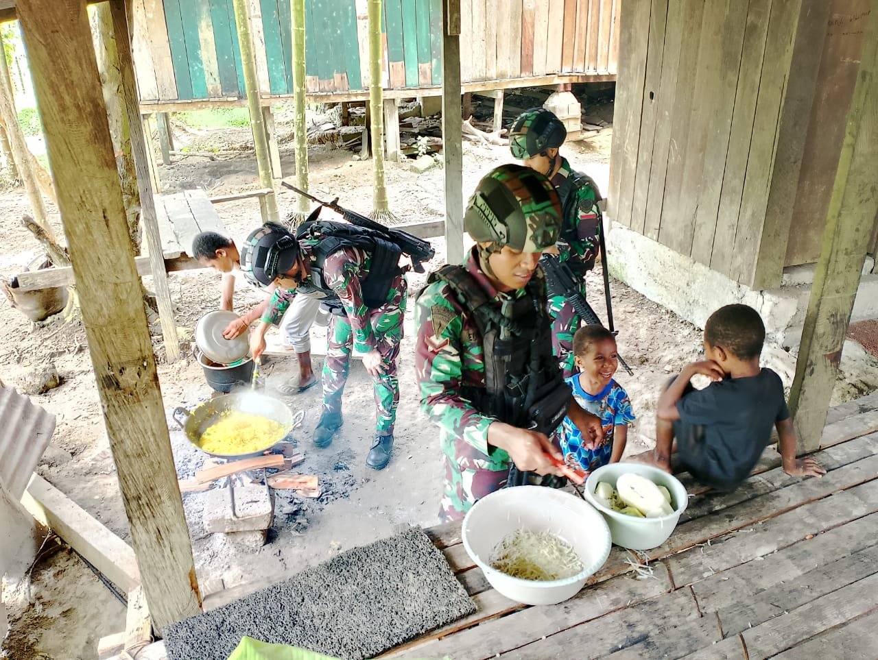 Jalin Keakraban Dengan Masyarakat Di Perbatasan, Ini Yang Dilakukan Satgas Yonif 310/KK ! 1 WhatsApp Image 2024 05 01 at 10.27.37