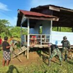 Rawat Balai Kampung Sebagai Prasarana Berkumpul Warga, Satgas Yonif 310/KK Gelar Karya Bakti WhatsApp Image 2024 05 05 at 06.45.07 1024x768 1