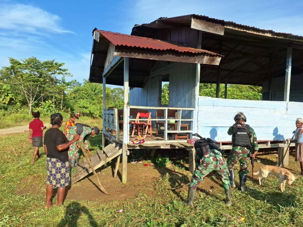 Rawat Balai Kampung Sebagai Prasarana Berkumpul Warga, Satgas Yonif 310/KK Gelar Karya Bakti 1 WhatsApp Image 2024 05 05 at 06.45.07 1024x768 1