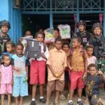 Hadirkan Senyuman, Satgas Yonif 310/KK Kunjungi Kampung Perbatasan WhatsApp Image 2024 05 06 at 06.59.20
