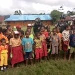 Kunjungi Anak-Anak Di Perbatasan, Satgas Yonif 310/KK Bagikan Makanan Dan Susu WhatsApp Image 2024 05 11 at 09.16.25