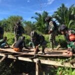 Jembatan Rusak Membahayakan Warga, Satgas Yonif 310/KK Tidak Tinggal Diam WhatsApp Image 2024 05 12 at 14.38.21