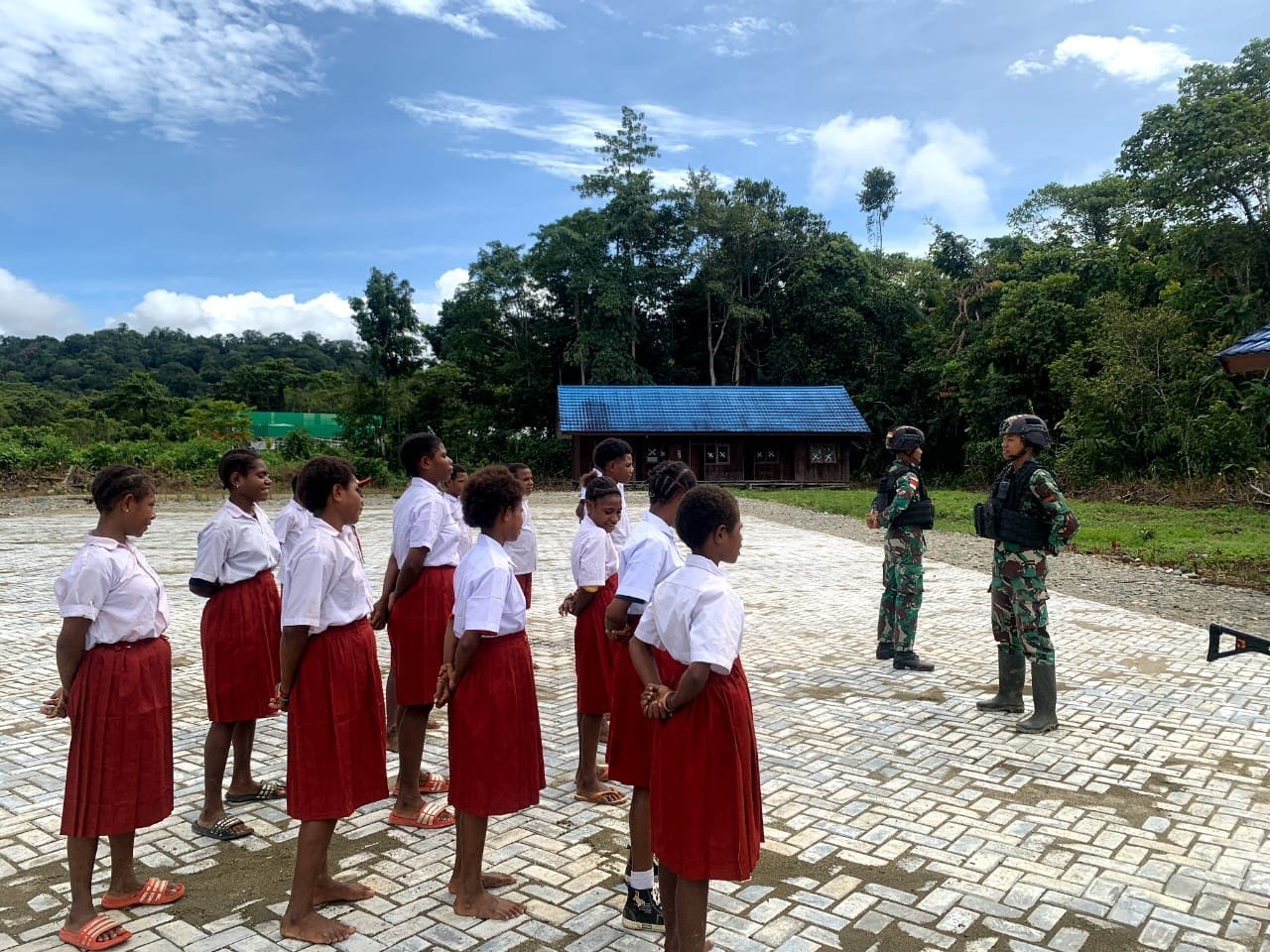 Melalui Baris Berbaris, Satgas Yonif 310/KK Ajarkan Siswa Arti Kedisplinan 1 WhatsApp Image 2024 05 14 at 22.43.04