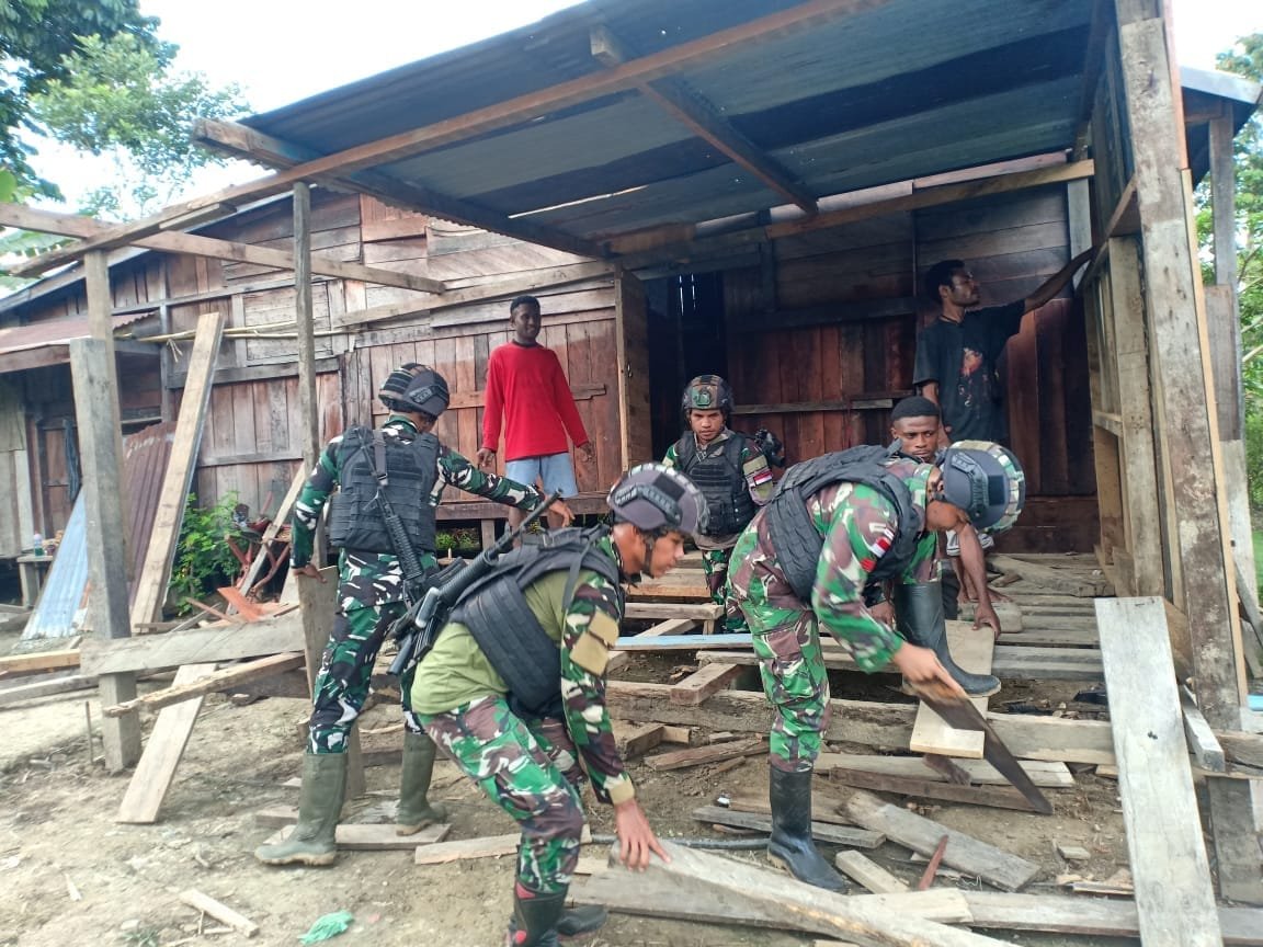 Perbaiki Rumah Warga, Satgas Yonif 310/KK Buktikan Kepeduliannya Pada Masyarakat Perbatasan 1 WhatsApp Image 2024 05 24 at 10.04.13