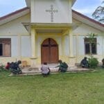 Nyaman Tempatnya Aman Ibadahnya, Satgas Yonif 310/KK Ajak Warga Bersihkan Gereja WhatsApp Image 2024 05 26 at 09.09.08