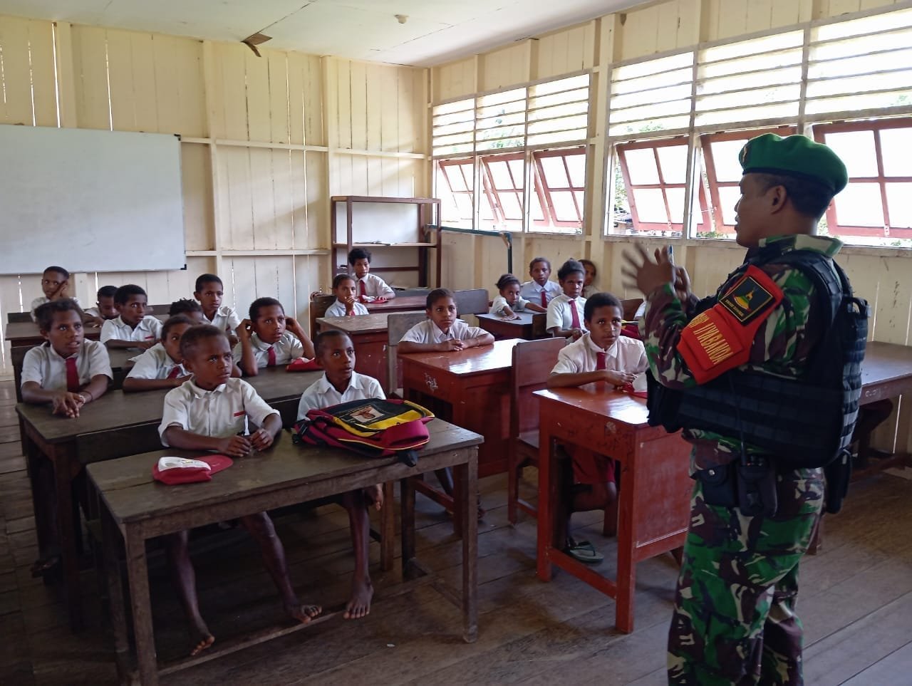 Ciptakan Generasi Penerus Bangsa Yang Kuat Dan Cerdas, Satgas Yonif 310/KK Berikan Wawasan Kebangsaan 1 WhatsApp Image 2024 05 29 at 08.42.47