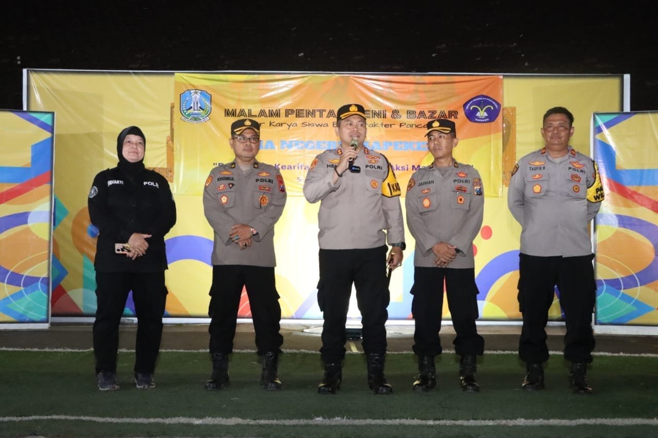 Kapolres Sumenep Saat Hadiri Pentas Seni dan Karya P5 di SMAN 1 Sapeken Berikan Motivasi Untuk Masuk Anggota Polri 1 a771b29c d992 4af5 beb8 bf46e3fa96d4