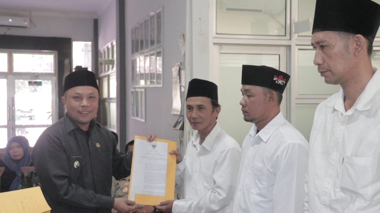 KUKUHKAN PERPANJANGAN MASA KEANGGOTAAN BPD, CAMAT PALABUHANRATU MINTA JALANKAN AMANAT SEBAIK BAIKNYA 1 449044649 856745383153968 6307026583322754719 n