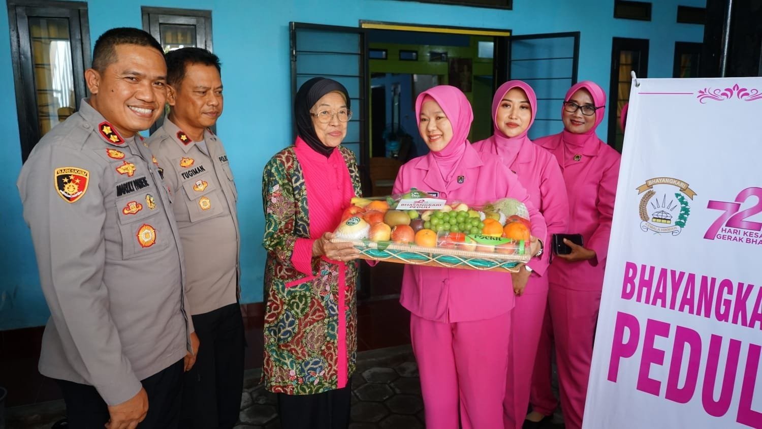 Wakapolresta Bandung AKBP Maruli Pardede dan Rombongan Bakti Sosial kerumah Istri Mantan Kapolri. 1 7107ad78 ead9 4d39 bfbb ee244c582bed