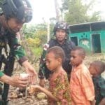 Peduli Gizi Anak, Satgas Yonif 310/KK Bagikan Susu Dan Biskuit Di Perbatasan WhatsApp Image 2024 06 03 at 09.51.30