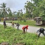 Peduli Lingkungan, Satgas Yonif 310/KK Ajak Warga Bersihkan Jalan Kampung WhatsApp Image 2024 06 05 at 10.10.51