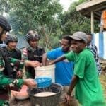 Ciptakan Masyarakat Mandiri, Satgas Yonif 310/KK Ajarkan Cara Membuat Minyak Kelapa WhatsApp Image 2024 06 09 at 09.09.51