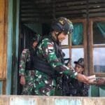 Masyarakat Senang Satgas Yonif 310/KK Berkunjung Dan Bagikan Makan Siang Gratis WhatsApp Image 2024 06 11 at 12.52.33