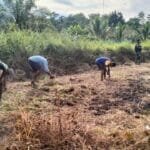 Satgas Yonif 310/KK Bersihkan Lahan Tidur, Bangun Sarana Olahraga Di Perbatasan WhatsApp Image 2024 06 12 at 13.06.47