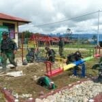 Taman Bermain Hasil Karya Prajurit 310 Untuk Anak-Anak Di Pedalaman Papua WhatsApp Image 2024 06 14 at 05.46.23