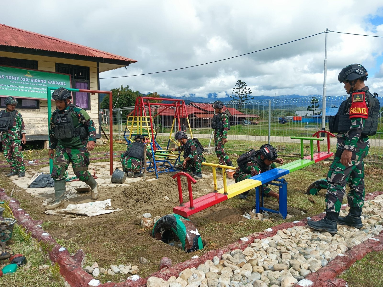 Taman Bermain Hasil Karya Prajurit 310 Untuk Anak-Anak Di Pedalaman Papua 1 WhatsApp Image 2024 06 14 at 05.46.23 scaled