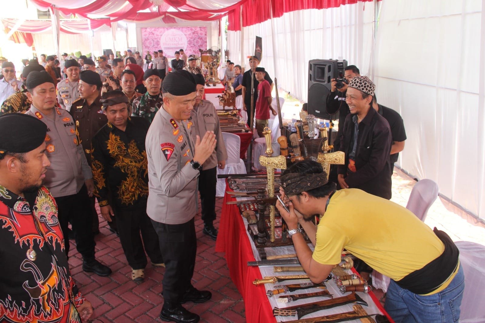 Kapolda Jatim Tinjau Langsung Pameran Keris dan Batu Akik Polres Sumenep 1 WhatsApp Image 2024 06 15 at 07.27.20