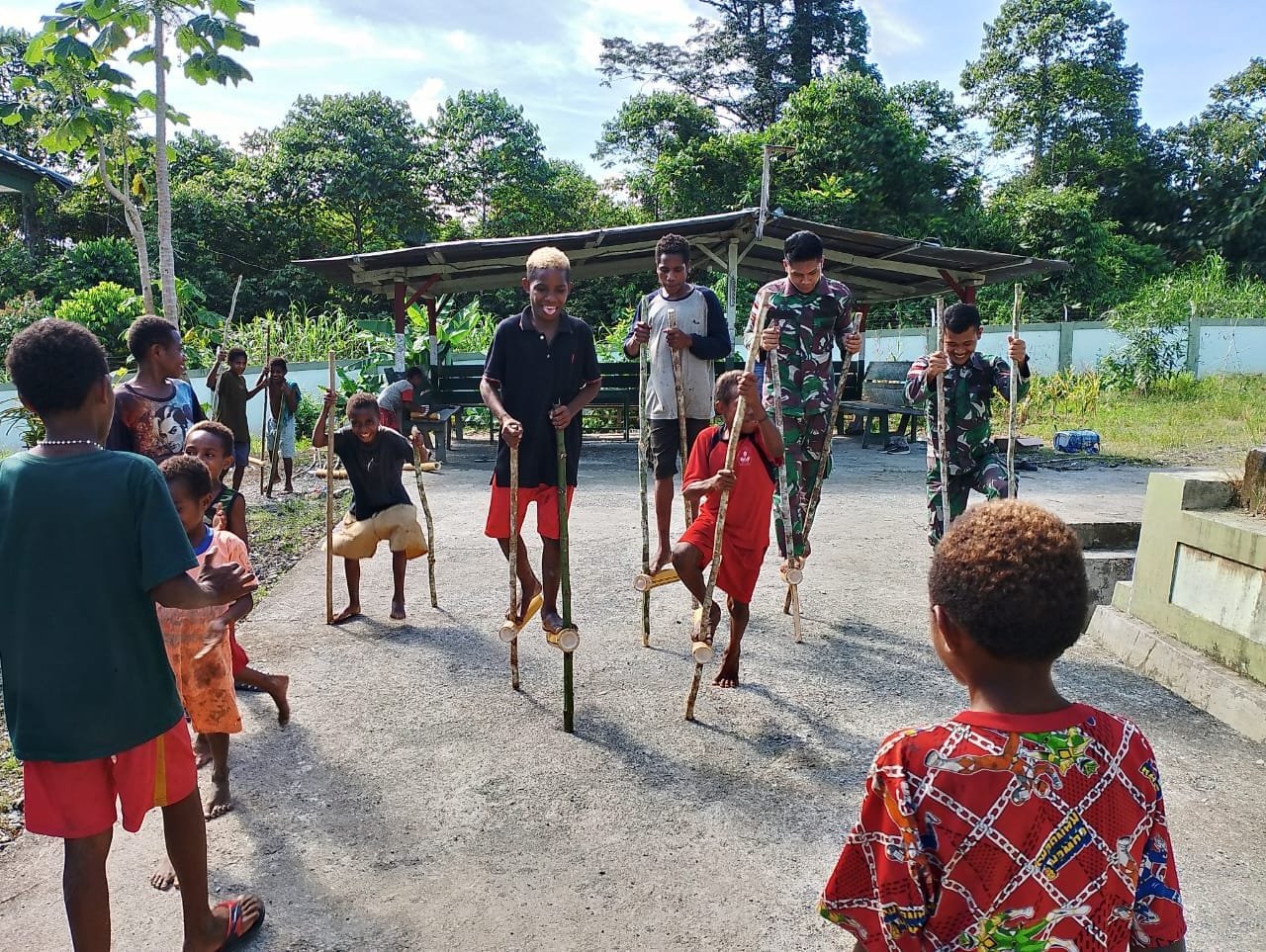 Asyiknya Permainan Tradisional, Satgas Yonif 310/KK Bersama Anak Papua Bermain Egrang 1 WhatsApp Image 2024 06 15 at 09.50.08