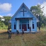 Peduli Kenyamanan Ibadah, Satgas Yonif 310/KK Ajak Warga Perbatasan Bersihkan Gereja Santo Paulus WhatsApp Image 2024 06 20 at 09.38.21