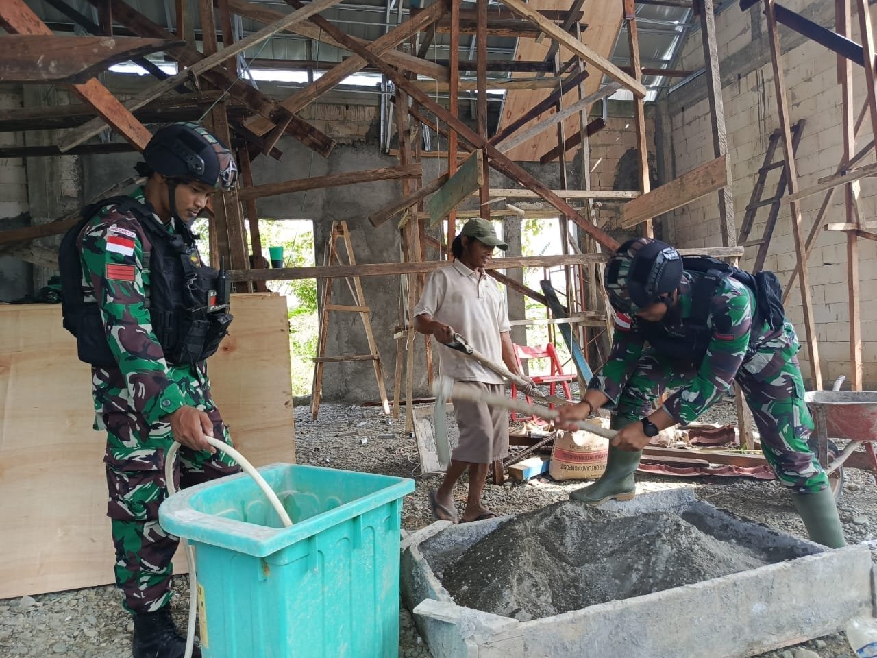 Manunggal Dengan Rakyat, Satgas Yonif 310/KK Bantu Percepatan Pembangunan Gereja 1 WhatsApp Image 2024 06 22 at 08.44.25
