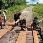 Keberadaannya Membawa Dampak Positif, Satgas Yonif 310/KK Perbaiki Jembatan Penghubung Antar Kampung WhatsApp Image 2024 06 23 at 11.02.47