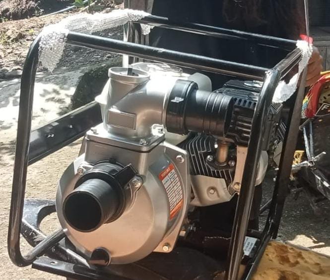 Kementan Salurkan 10 mesin sedot air melalui Kodim 0622 Kab. Sukabumi ke wilayah Kec. Bantargadung. 1 WhatsApp Image 2024 06 30 at 21.17.07