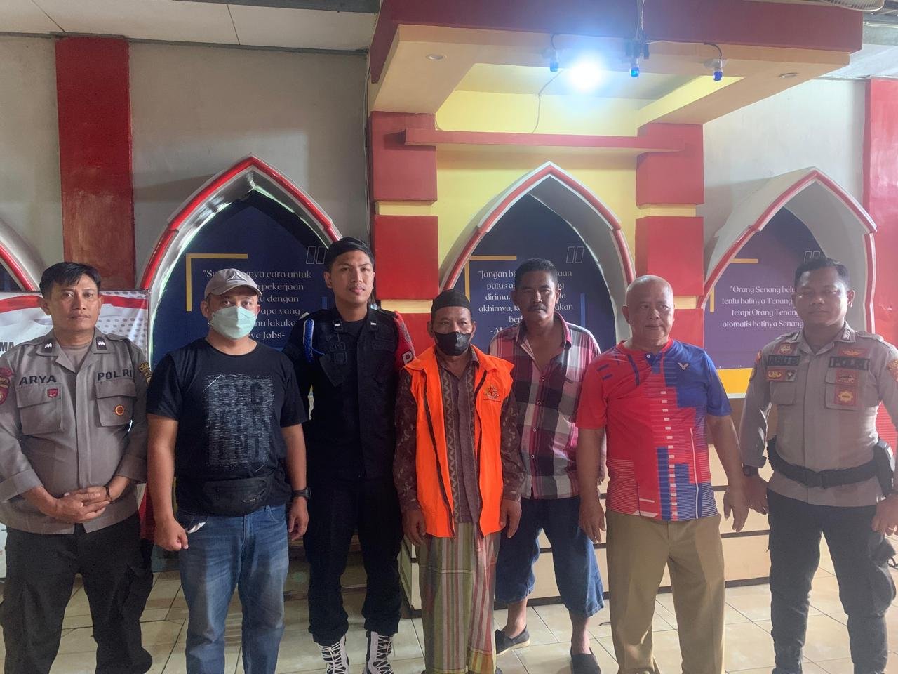 Tim gabungan Pidum dan intel kejari Sumenep dipimpin langsung Kepala Seksi Pidana Umum (Kasi Pidum) Hanis Aristya Hermawan, Tangkap Mantan Kades Gelaman. 1 WhatsApp Image 2024 07 01 at 19.00.11