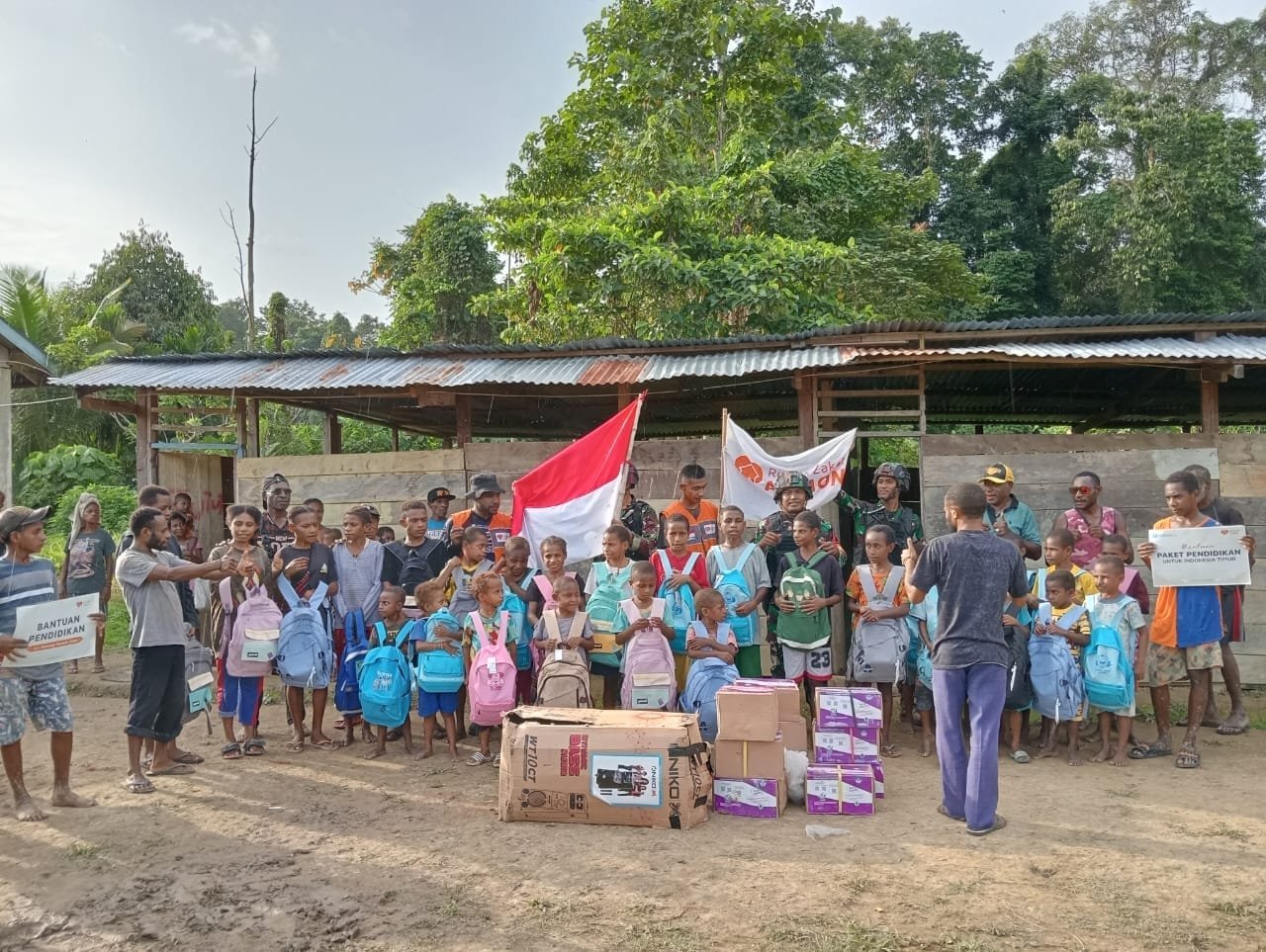 Lewati Medan Yang Tak Mudah, Satgas Yonif 310/KK Datangi Kampung Terdalam Bagikan Perlengkapan Sekolah 1 WhatsApp Image 2024 07 04 at 12.59.19