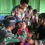 Cegah Polio, Satgas Yonif 310/KK Berikan Imunisasi Demi Kekebalan Tubuh Anak Perbatasan WhatsApp Image 2024 07 09 at 09.52.14