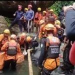 Tim Gabungan Basarnas Berhasil Menemukan dua Korban Tenggelam Di Permandian Air Terjun Jami Tompo Bulu Maros WhatsApp Image 2024 07 13 at 16.18.39