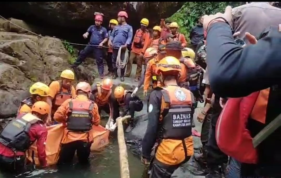 Tim Gabungan Basarnas Berhasil Menemukan dua Korban Tenggelam Di Permandian Air Terjun Jami Tompo Bulu Maros 1 WhatsApp Image 2024 07 13 at 16.18.39
