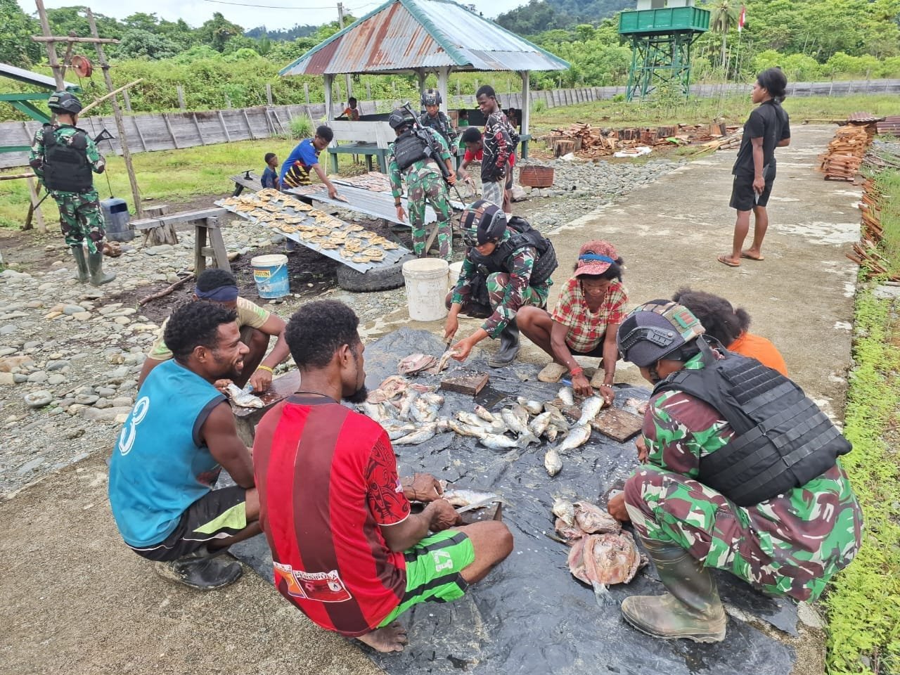 Sumber Alam Melimpah, Satgas Yonif 310/KK Asah Kreativitas Warga Perbatasan Membuat Ikan Asin 1 WhatsApp Image 2024 07 16 at 11.20.54