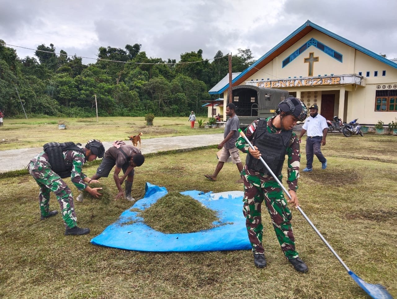 Keren! Pergencar Serbuan Teritorial, Satgas Yonif 310/KK Bersihkan Gereja Di Perbatasan 1 WhatsApp Image 2024 07 17 at 10.48.00