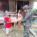 Warga Tersenyum Bahagia Saat Satgas Yonif 310/KK Bagikan Puluhan Pakaian WhatsApp Image 2024 07 22 at 09.40.42