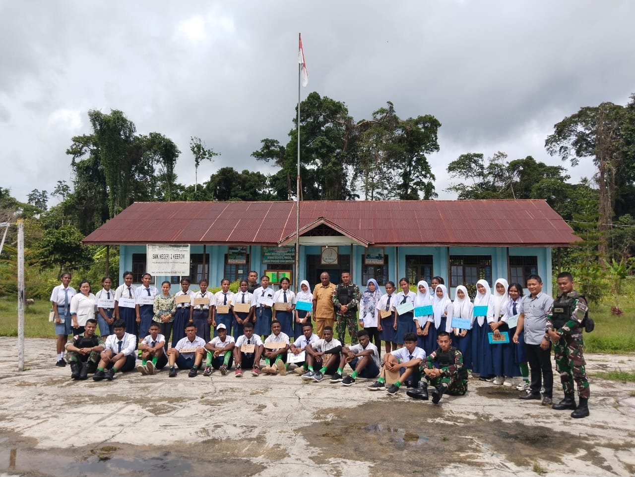 Edukatif Dan Kreatif Di Momen MPLS, Satgas Yonif 310/KK Berikan Wasbang Serta Pelatihan PBB 1 WhatsApp Image 2024 07 23 at 07.23.02