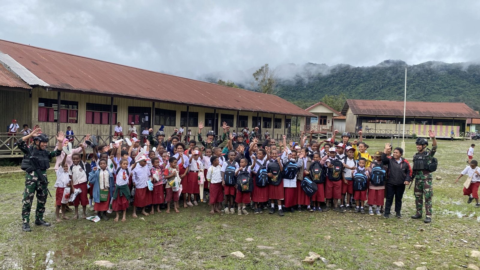 Hari Anak Nasional, Satgas Yonif 310/KK Peduli Generasi Emas Papua 1 WhatsApp Image 2024 07 24 at 09.09.17 scaled