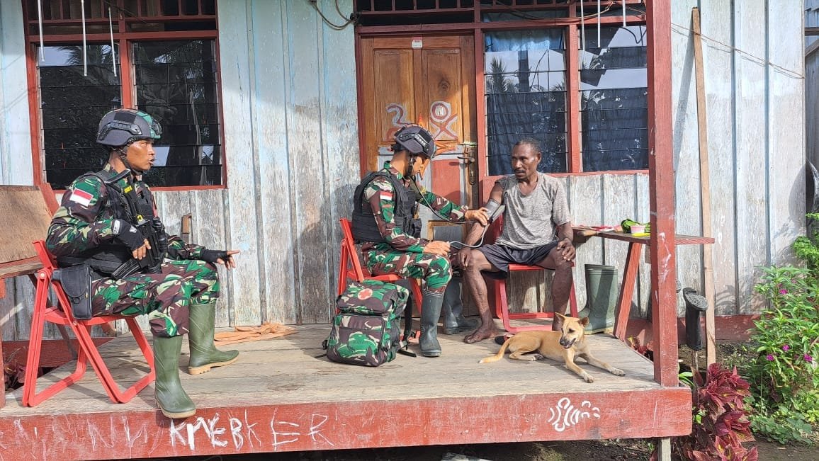 Pelayanan Kesehatan Door To Door Satgas Yonif 310/KK, Selalu Mendapat Respon Positif Warga 1 WhatsApp Image 2024 07 29 at 10.59.09 9815d619