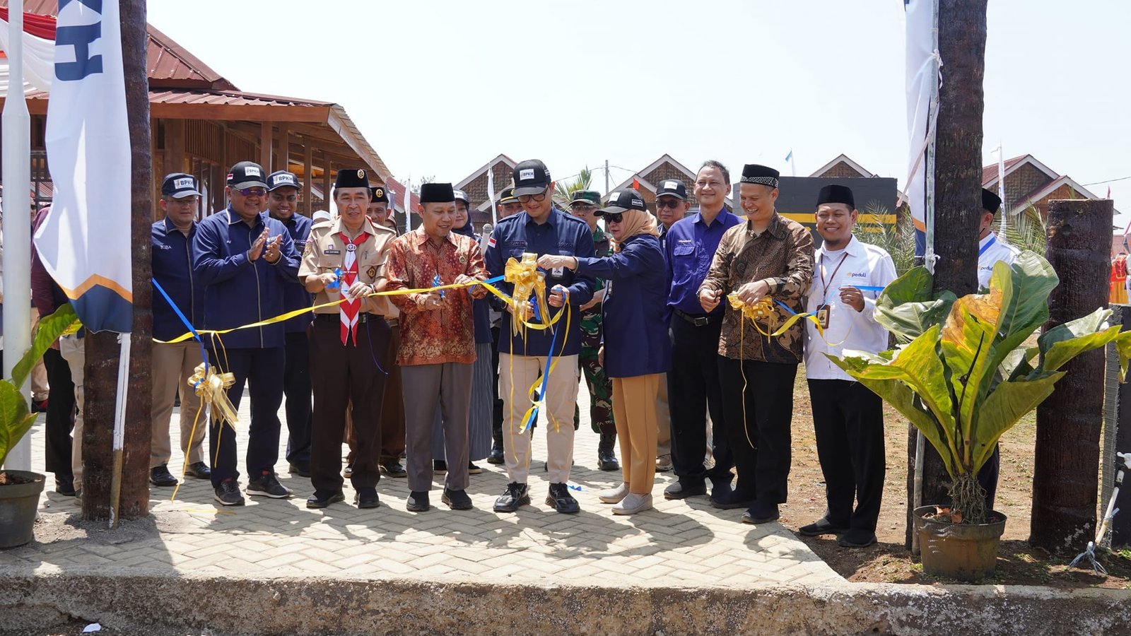 SERAHTERIMA HUNTAP PENYINTAS PERGERAKAN TANAH NYALINDUNG, SEKDA APRESIASI PERAN SEMUA PIHAK 1 455609007 886757530152753 3858081539768450307 n