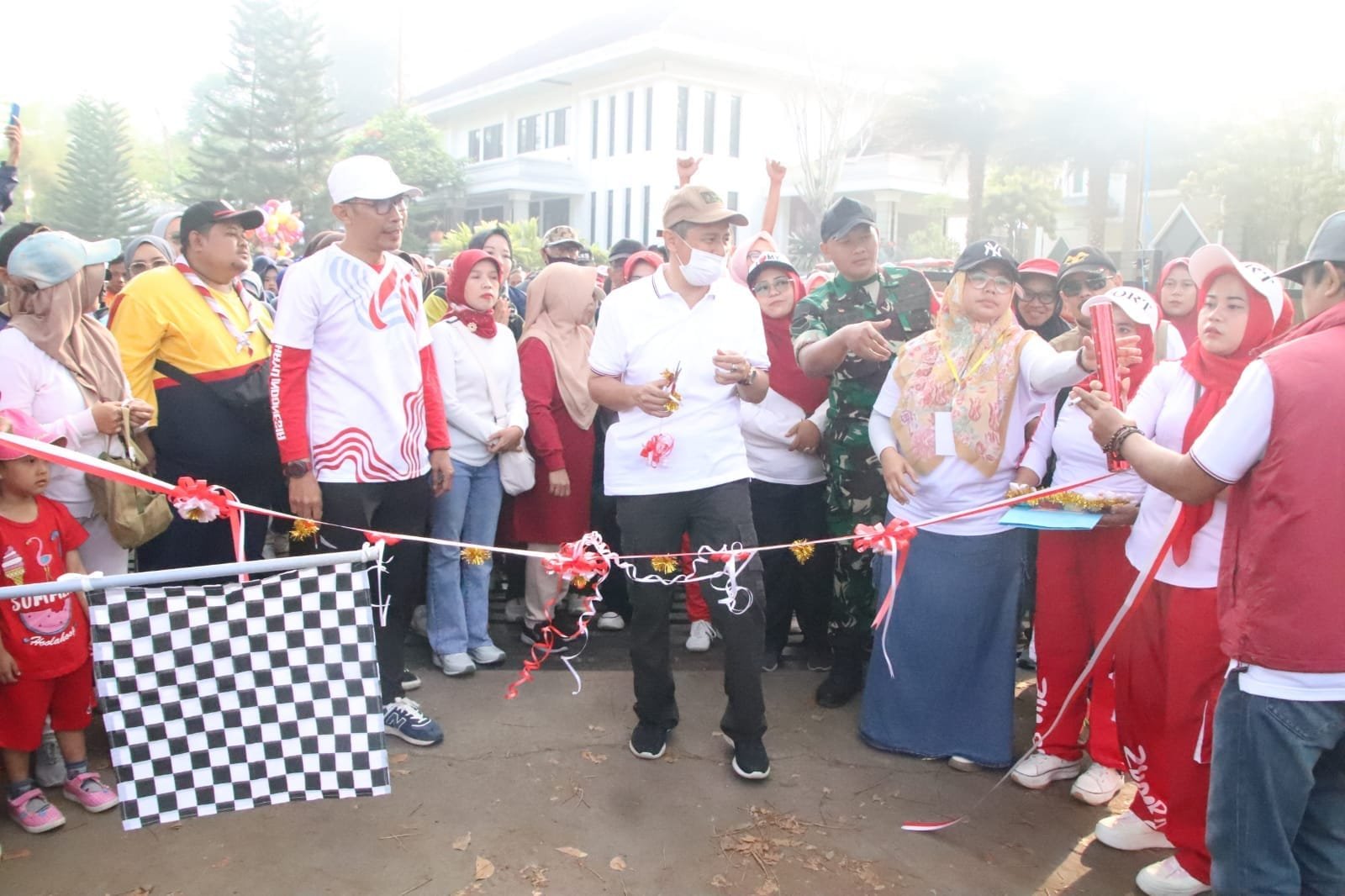 Kecamatan Sukaraja Gelar Event Jalan Santai Memperingati HUT RI dan HJKS 1 456814094 894758609352645 3543171253268868431 n