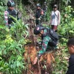 Keseruan Satgas Yonif 310/KK Berburu Ulat Sagu WhatsApp Image 2024 08 24 at 09.05.13