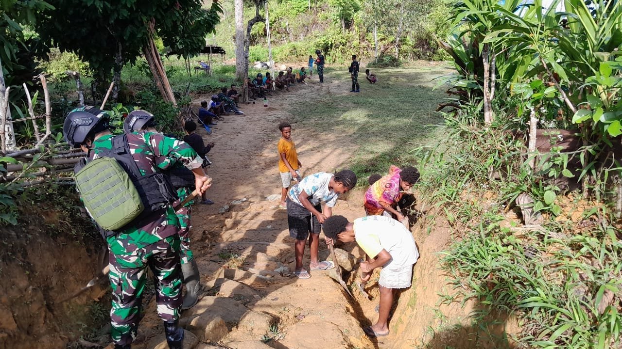 Tanamkan Cinta Kebersihan, Satgas Yonif 310/KK Bersama Siswa SD Bersihkan Lingkungan Sekolah 1 WhatsApp Image 2024 08 25 at 07.54.12