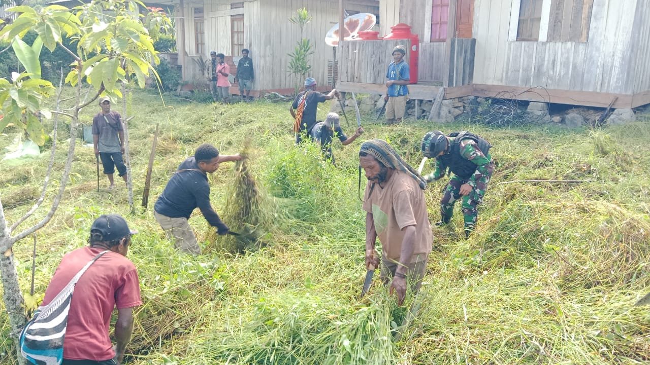 Kampung Bersih, Satgas Yonif 310/KK Ajak Warga Bersihkan Lingkungan Sekitar 1 WhatsApp Image 2024 08 26 at 08.47.41