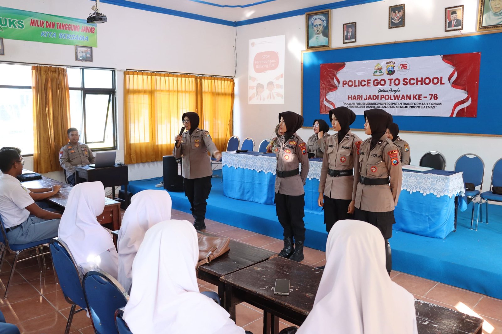 Sambut Hari Jadi Polwan Ke-76, Polwan Polres Sumenep Gelar Police Go To School di SMA Muhammadiyah 1 WhatsApp Image 2024 08 26 at 09.30.50