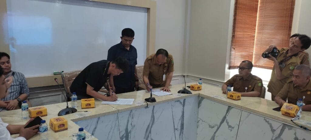 KPU dan RSUD R. Syamsudin, SH. Tanda Tangani Kesepakatan Bersama Pemeriksaan Kesehatan Bacalon Walikota dan Wakil Walikota Sukabumi 2024 3 WhatsApp Image 2024 08 28 at 10.20.56 1 1