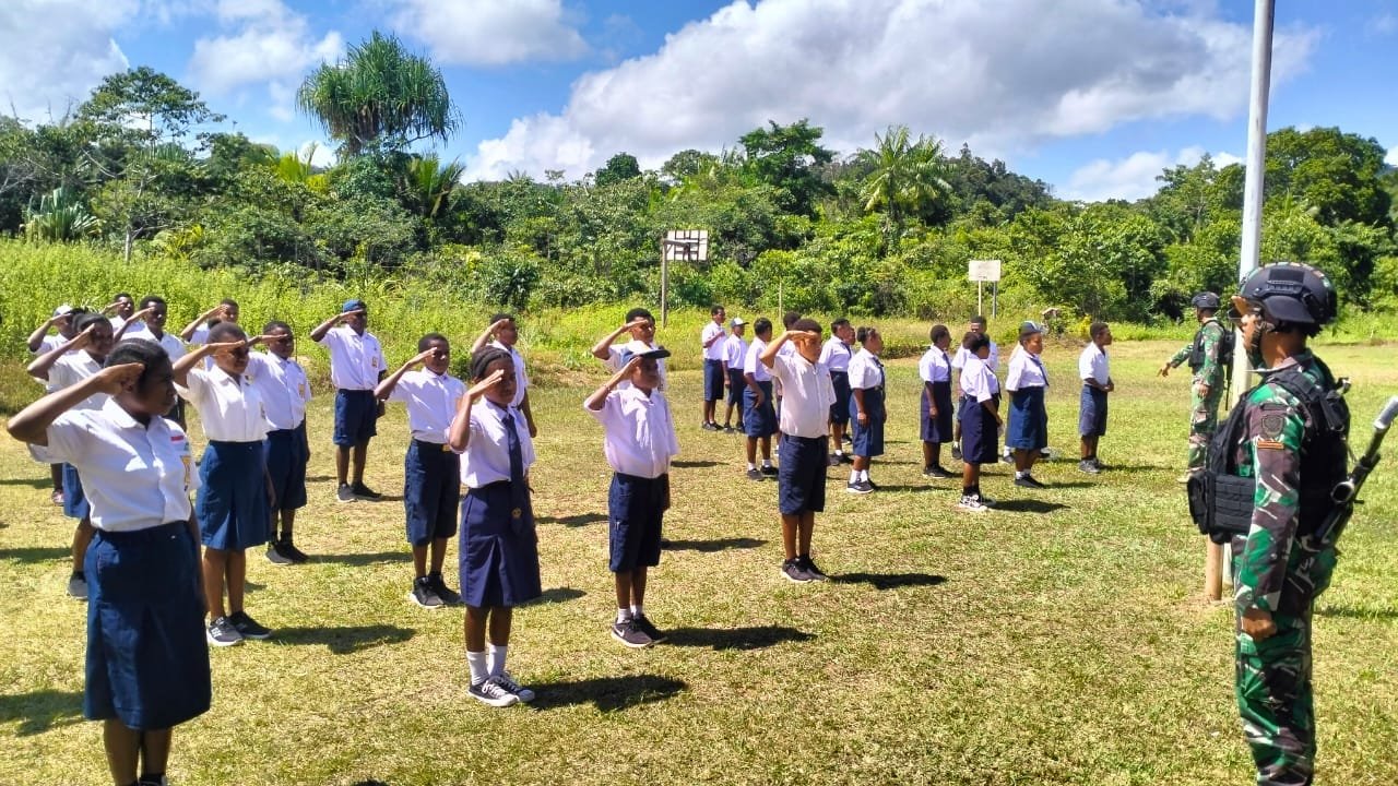 Berikan Motivasi Dan Keterampilan, Satgas Yonif 310/KK Latihkan PBB Bagi Pelajar Di Perbatasan 1 WhatsApp Image 2024 08 30 at 08.55.38 9f3697ee