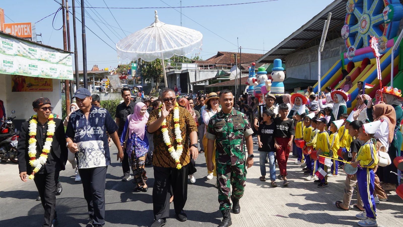KIRAB BUDAYA HARI JADI DESA SASAGARAN, BUPATI MARWAN APRESIASI KEKOMPAKAN MASYARAKAT 1 458703387 902877631874076 1167390835151295905 n